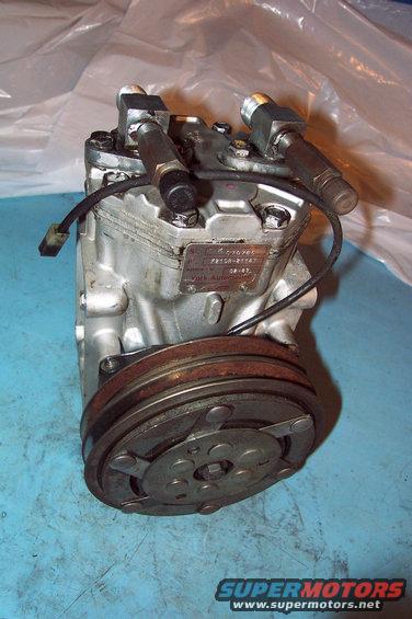 dcp_0329.jpg Overhead Front Left.
The supposedly smaller 6" pulley, which means better engine to compressor RPM ratio.
(8/26/2003)