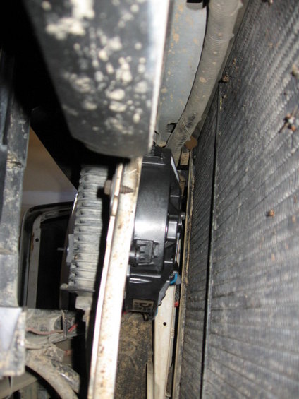 misc-bronco-upgrades-009.jpg pic from drivers side under the power steering cooler looking over at the passenger side trans cooler and the fan behind it. There is plenty of room back to the radiator on the right, and man, 500CFM, it really sucks air through for only 4.8amp.  This should help the tranny stay cool on the trail more than I am thinking.  We shall see, but I hope this would add a good 15* cooling.  It's also pretty quite.