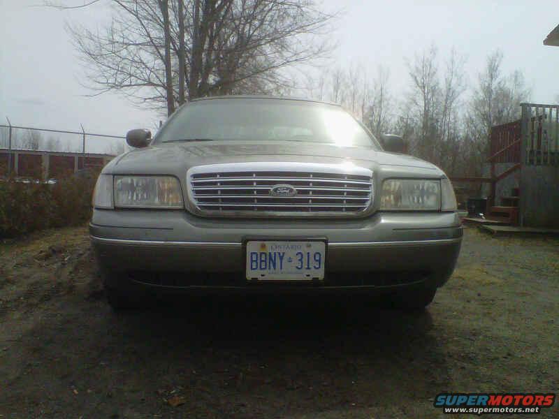 2000 Ford Crown Victoria front view