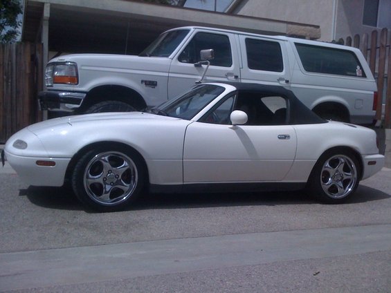 img_1297.jpg This is how it looks with the wheels I got the car with.
