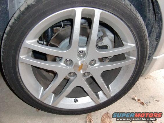 Close-up of a silver 5-spoke wheel with a Chevrolet emblem on a 2009 Cobalt