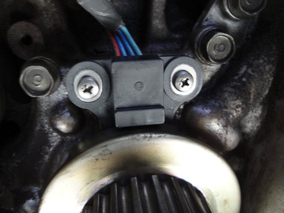 Crankshaft position sensor mounted on engine block near toothed wheel