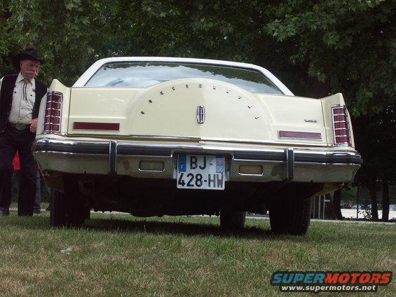 Cream Lincoln Continental Mark V rear with spare tire cover and license plate BJ-428-HW