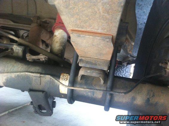 Rear axle and leaf spring suspension with a yellow sticker labeled '83'