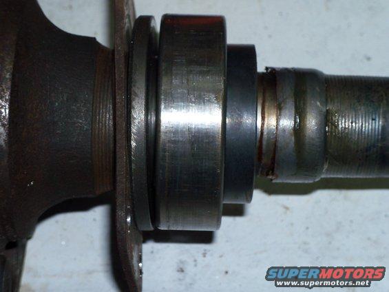 fishing-ranchero-brake-and-axle-026.jpg 31 spline axle from '72 Lincoln Mark IV small bearing housing installed in my '79 Ranchero. This pic shows the retainer, wheel bearing spacer (needed for Crown Vic rear disc brake conversion), wheel bearing, lock ring and wear sleeve (National part #JV1277).