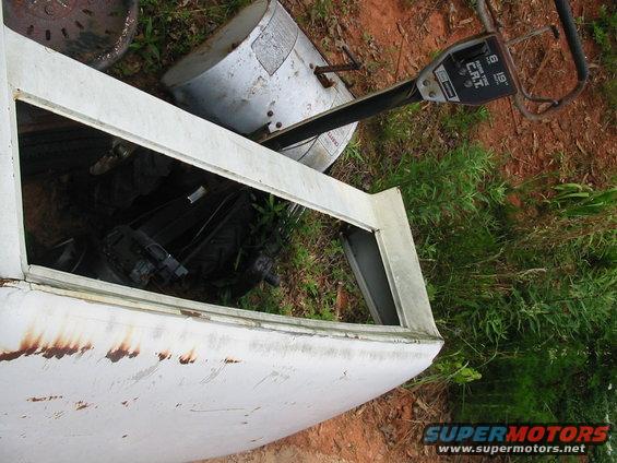 raes-bronco-paint-036.jpg another view of the drip rail and the ton of bondo that has to be removed