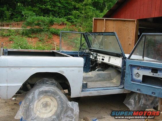 raes-bronco-paint-037.jpg seats removed and sanding progressing