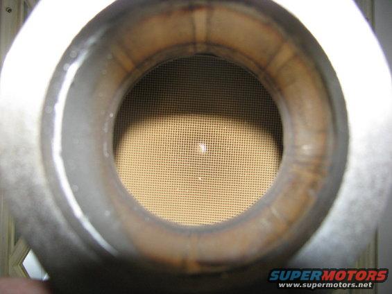 Catalytic converter interior with honeycomb structure