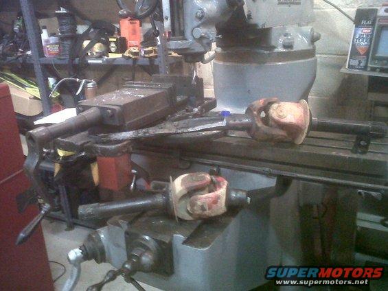 img00342201106070018.jpg Busted both D60 inner axle shafts