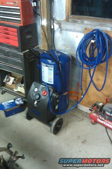 imag0245.jpg Modest air compressor - 20 gal.