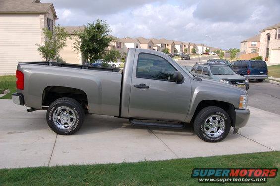2007 Chevrolet Silverado 1500 pickup truck parked on driveway