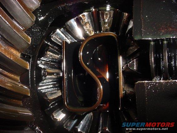 Differential gears with oil and a bent metal clip
