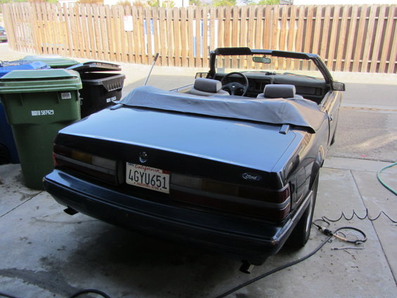Dark blue convertible rear view with license plate 4GYU651
