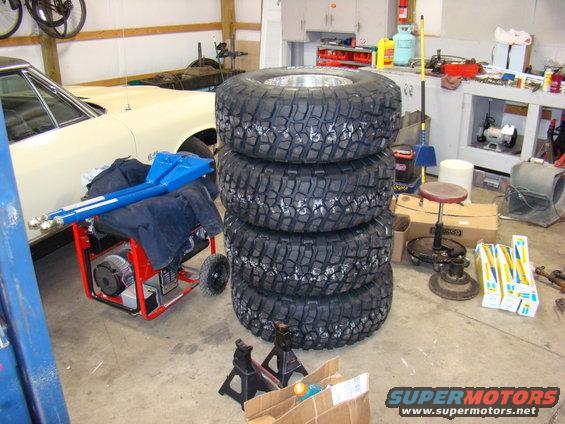 dsc05020.jpg 35x12.50R15 BFG KM2's ready for transplant.