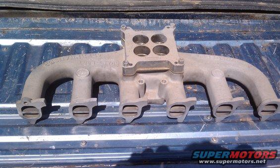 Edelbrock intake manifold with four carburetor mounting holes