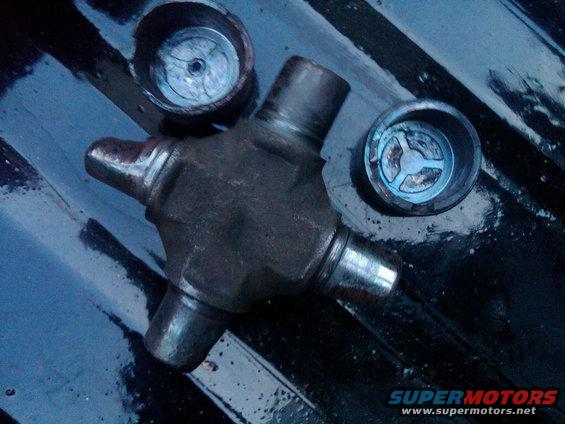 Universal joint with two bearing caps, likely for a driveshaft