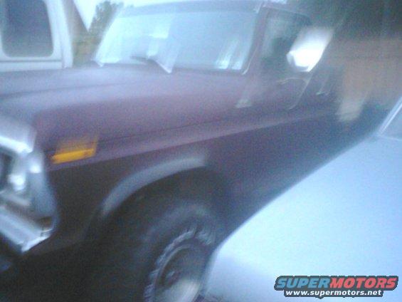 Dark red SUV, 3q-front view. Visible Supermotors watermark