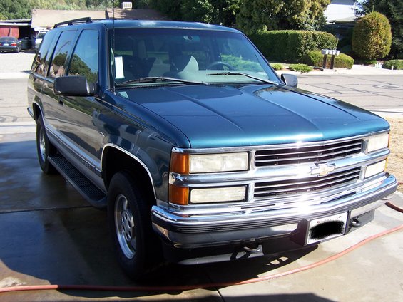 1995 Chevrolet Tahoe parked in driveway, front 3/4 view