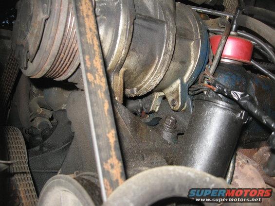 img_0136.jpg Power steering and a/c bracket. 