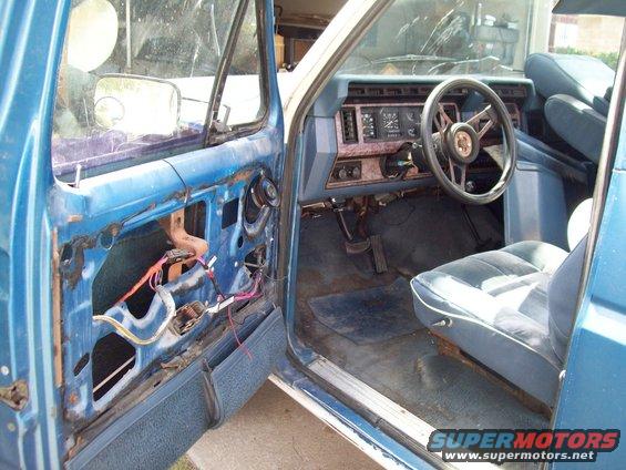 85-interior-1.jpg Crap steering wheel is coming out