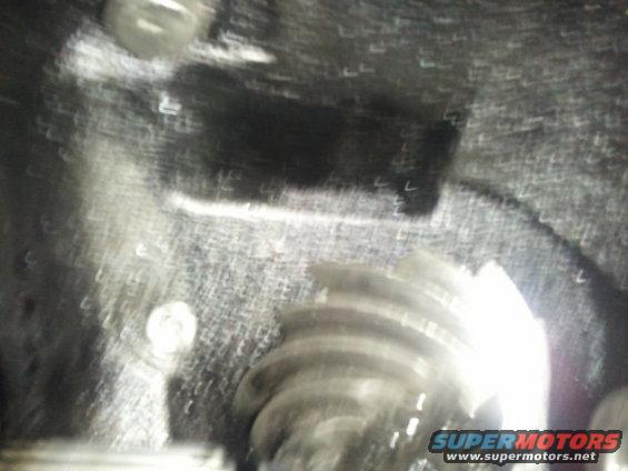 Close-up of differential gears with a Supermotors.net watermark