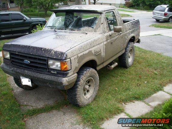 Mud-covered 1990 Ford Bronco, 3q-front view