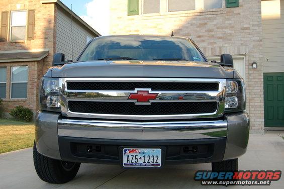 2007 Chevrolet Silverado 1500 front view with chrome grille and red bow tie emblem