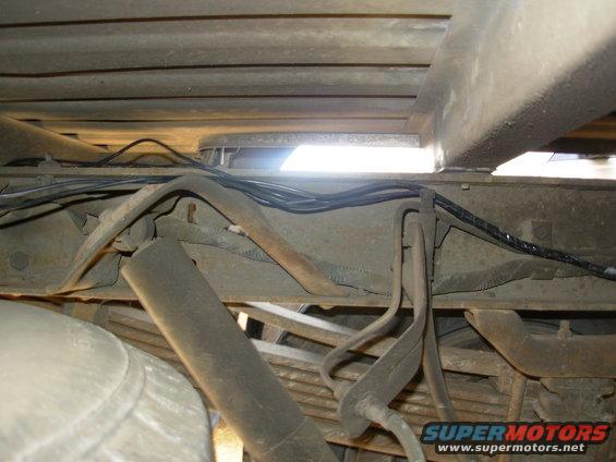The L & R pairs diverge at the axle vent tube.  The L pair run outboard from here.