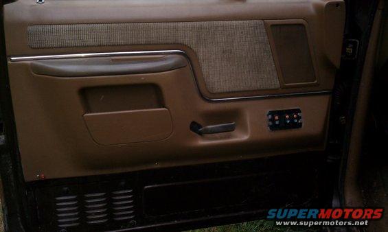 Drivers side door panel without map pocket.