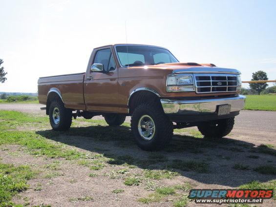 Brown 1995 Ford F-150 pickup truck, 3q-front view