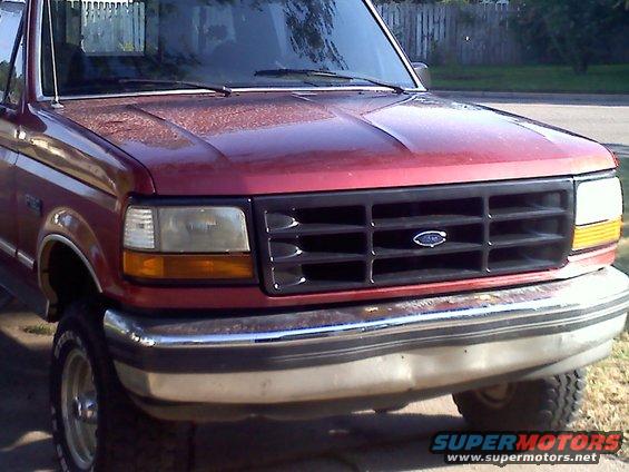 1992 Ford F-150 front end with chrome bumper and black grille