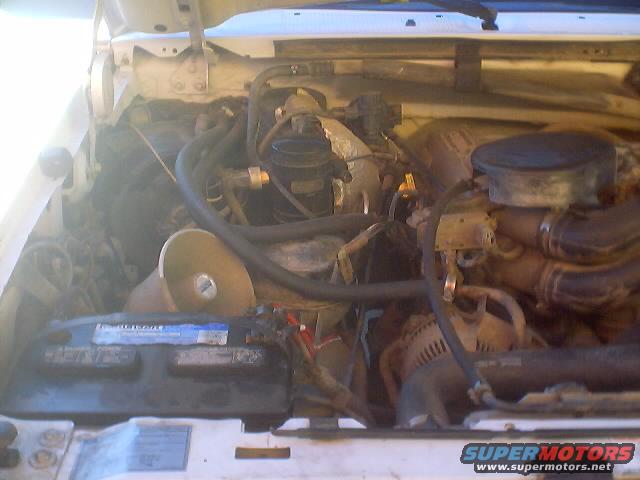 dsc00005.jpg Under the hood on the passanger side