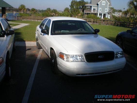 White 2004 Ford Crown Victoria front view