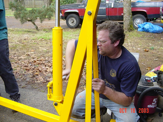 357-install-018.jpg Todd jacking up the lift