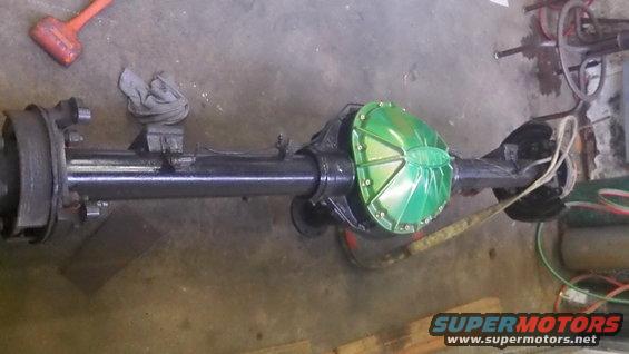 Rear axle assembly with green differential cover