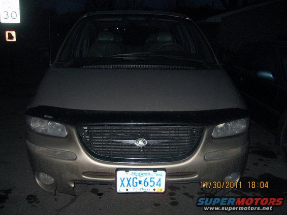 Gold minivan front view, damaged bumper, Minnesota license plate XXG 654