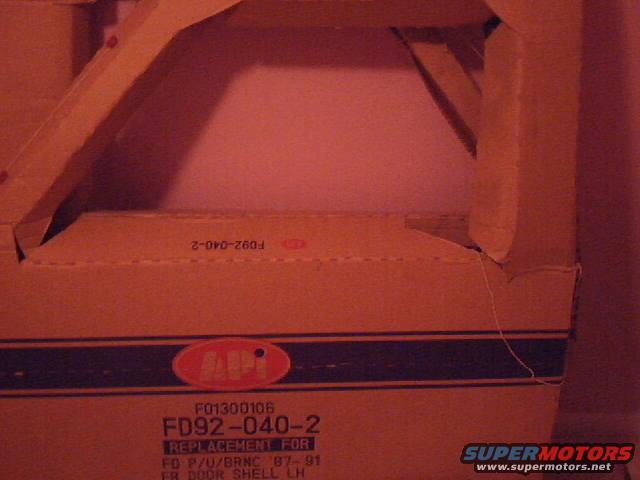 Cardboard box with API logo and label FD92-040-2, replacement for FD P/U/BRNC 87-91 FR DOOR SHELL LH