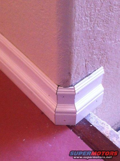 Interior corner molding with a Supermotors.net watermark