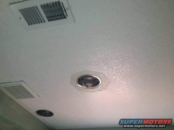 Ceiling with air vents and recessed lighting fixtures
