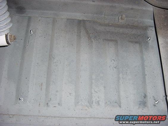 dsc00139.jpg directly above the rear drive shaft!!