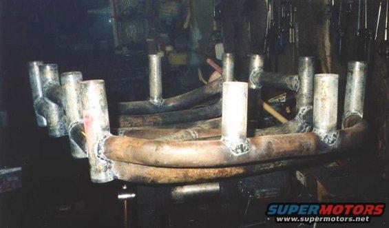 fuelcage5.jpg Additional spacers to frame, but no bolts through them