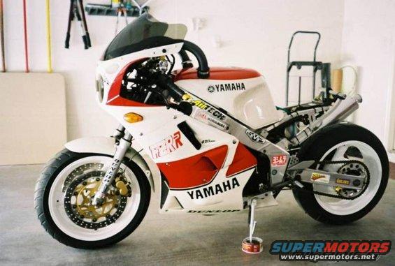 Stray's 887 FZRR750 Works kit racer