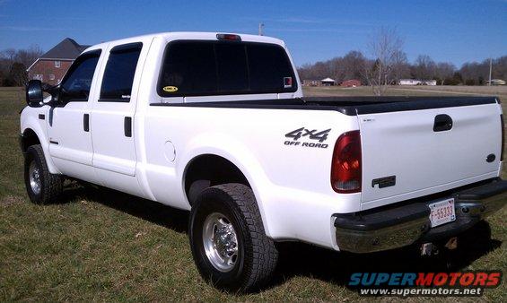 White 2002 Ford F-250 Super Duty pickup truck, rear 3/4 view