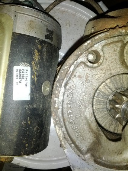 Two starter motors, one with a 'Palladium P3152 5220572 9011803 GR' label. The other has 'Ford' and 'D2AF-11131 DA F' cast into it