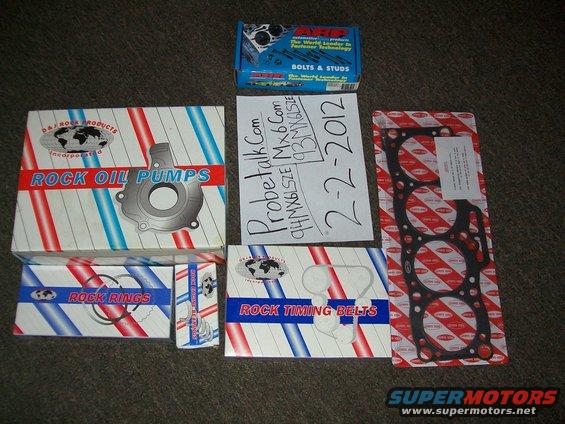 Various automotive engine parts including gaskets, oil pumps, and timing belts