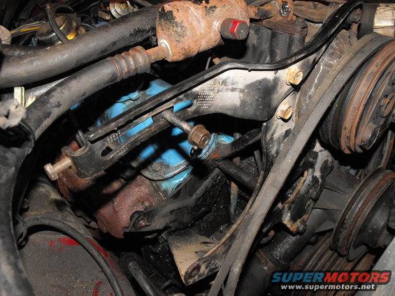 dscf2120.jpg Huge and cumbersome, but effective stock 89' Denso alternator brackets bolted to the water pump, A/C compressor and cylinder head.