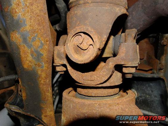 Driveshaft universal joint with rust and wear