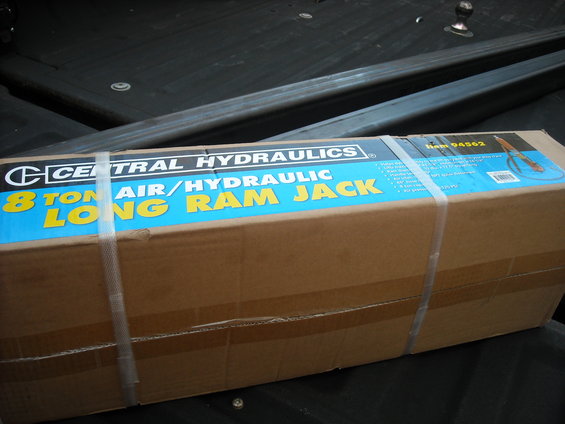 Cardboard box with Central Hydraulics 8 Ton Air/Hydraulic Long Ram Jack label