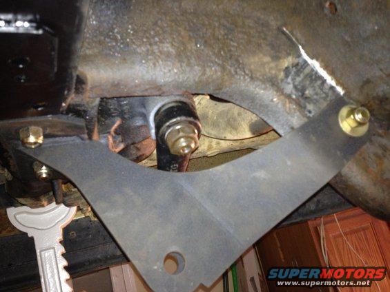 047.jpg track bar bracket mounted. have to clearance the inside tab on the crossmember just a little.