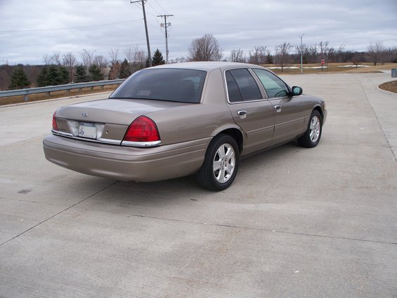 Tan 2007 Ford Crown Victoria 3q-front view